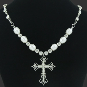 Collana con Ciondolo a Croce Traforata in Lega e Strass Vintage Catena con Künstliche Perle Finte Bianche Barocco Gotico Donna Gioielli