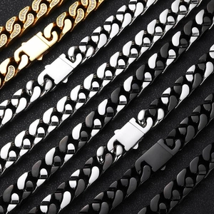 Λεπτομέρεια από κουβανέζικες αλυσίδες 12mm σε χρυσό με διαμάντια, ασήμι και μαύρο ματ