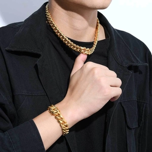 Poliertes Set aus goldener Gliederkette und Armband auf schwarzer Denimjacke