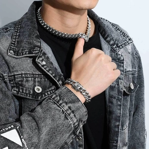 Detail der silbernen Panzerkette Halskette und Armband Set auf einer Denim-Jacke
