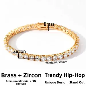 Dettaglio del bracciale tennis dorato con zirconi e diverse opzioni di larghezza