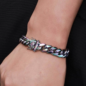Détail du bracelet cubain en acier inoxydable arc-en-ciel au poignet avec fermoir pliant