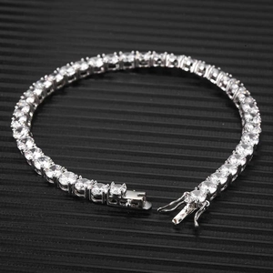 Bracciale tennis classico in argento con zirconi tondi e chiusura di sicurezza laterale