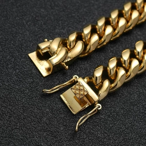 Gros plan sur le bracelet à maillons cubains dorés avec double fermoir de sécurité poli