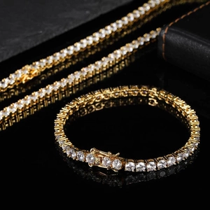 Gros plan sur l'ensemble collier et bracelet de tennis plaqué or avec zircons blancs
