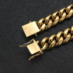 Détail d'un bracelet gourmette doré avec fermoir à boîte et loquets de sécurité