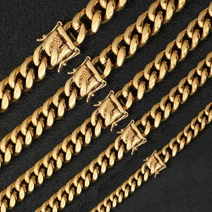Makro-Detail goldener Panzerketten in verschiedenen Breiten mit Kastenverschluss auf Schwarz
