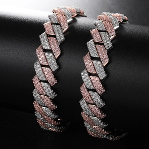 Detailansicht eines 14mm Hip-Hop-Cuban-Armbands mit rosa und weißen Zirkonia-Steinen