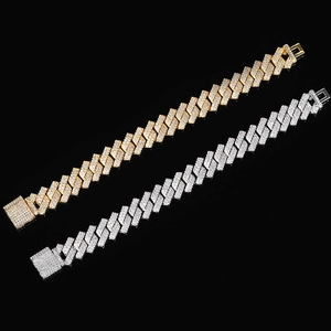 Detailansicht von Hip-Hop-Cuban-Armbändern mit funkelnden Gold- und Silber-Zirkonia