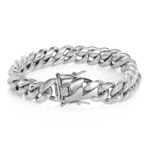 Détail du bracelet gourmette en acier argenté avec fermoir sécurisé et texture carrée