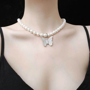Collier de perles blanches 8mm-10mm style hip hop avec pendentif papillon scintillant