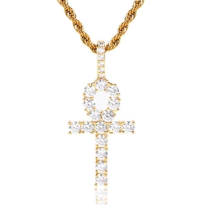 Pendentif croix Ankh doré avec oxydes de zirconium et collier à maille torsadée