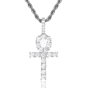Détail du pendentif croix Ankh en argent serti de zircons brillants sur une chaîne corde