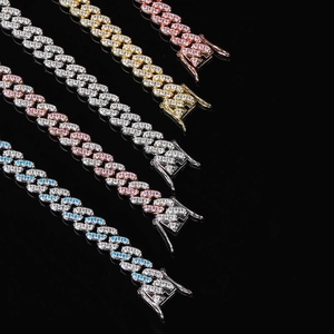 Vue rapprochée de chaînes cubaines de 9mm serties de zircons avec fermoirs à cliquet