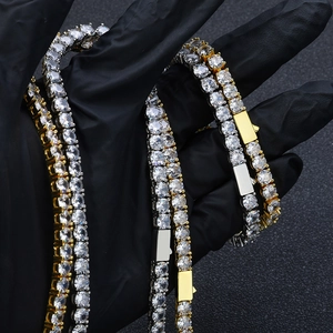 Λεπτομέρεια από αλυσίδες τένις Iced Out σε χρυσό και ασήμι με ζιργκόν σε δέσιμο με δόντια