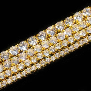 Macro d'un collier tennis doré à quatre rangs serti de zircons brillants et luxueux