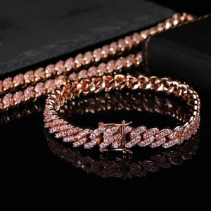 Vue macro de l'ensemble chaîne cubaine hip hop or rose avec zircons roses fins