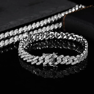 Détail macro du kit collier et bracelet maille cubaine 9mm argenté serti de pierres zircon