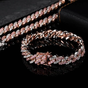 Détail des maillons cubains bicolores de 9 mm sertis de zircons roses et blancs