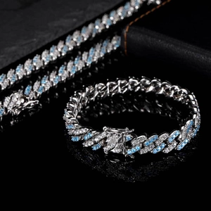 Détail d'une chaîne cubaine argentée avec zircons blancs et bleus de style hip hop