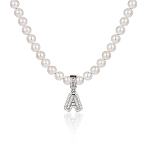 Collier de perles hip-hop avec un pendentif lettre A argenté brillant sur fond blanc