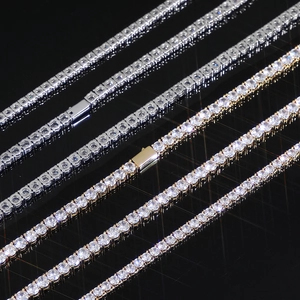 Bracelet tennis étincelant avec zircons, plaqué argent et or sur fond noir réfléchissant