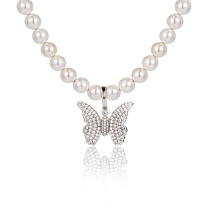 Vue macro détaillée d'un collier de perles de 10mm avec un pendentif papillon en argent