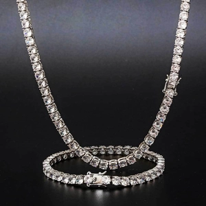 Dettaglio del set di collana e bracciale tennis hip hop argentato con zirconi e chiusura sicura