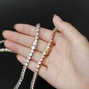 Détail de bracelets tennis or et argent avec zircons sertis de quatre griffes élégantes