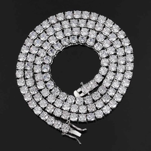 Collier tennis argenté serti de zircons brillants sur un fond noir réfléchissant
