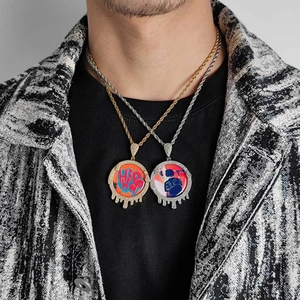 Pendentifs hip hop or et argent avec zircons sertis sur des chaînes torsadées