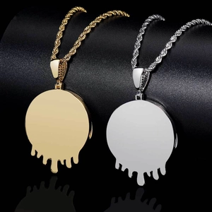 Détail de pendentifs hip-hop ronds avec bélière glacée et chaîne en or torsadée
