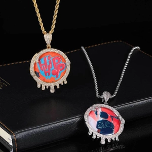Gros plan d'un pendentif hip-hop avec zircone et design fluide sur cuir noir