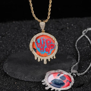 Détail du pendentif hip hop avec cristaux micro-pavés et design goutte de liquide sur pierre