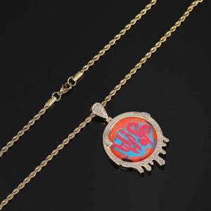 Pendentif hip-hop doré avec zircons étincelants et motif graffiti sur chaîne