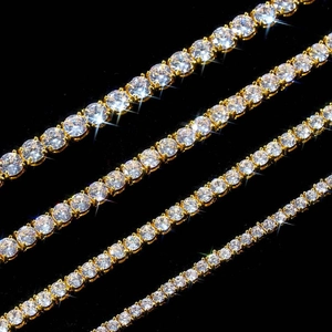 Vue macro de quatre tailles de colliers tennis plaqués or sertis de zircons brillants