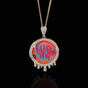 Détail macro du pendentif hip-hop en or avec zircons micro-pavés et art graffiti Hip Hop