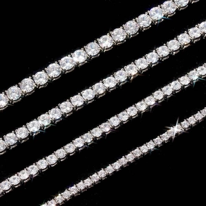 Vue détaillée de quatre tailles de colliers tennis avec des zircons cubiques étincelants
