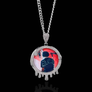 Détail du pendentif médaillon hip hop argenté avec design de gouttes d'eau glacées