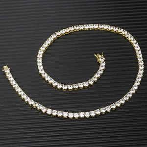 Détail du collier tennis doré avec poinçon 925 et oxydes de zirconium scintillants