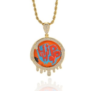 Vue détaillée du pendentif hip hop avec gravure colorée et design goutte de diamants