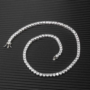 Détail du collier tennis argenté avec zircons ronds sur un support noir texturé