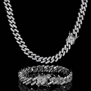 Détail de la chaîne cubaine 9mm argentée avec zircons blancs étincelants