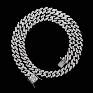 Vue détaillée de la chaîne cubaine argentée de 9mm avec pavé de zircons et fermoir de sécurité