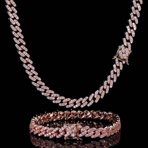 Gros plan sur l'ensemble gourmette en or rose serti de zircons roses scintillants