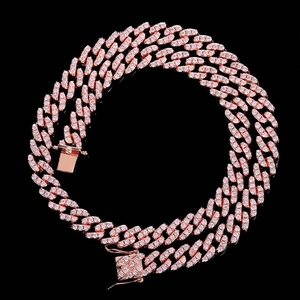 Gros plan sur la chaîne cubaine 9mm or rose sertie de zircons roses et son fermoir