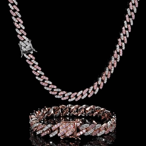 Détail de la chaîne cubaine hip hop bicolore avec des oxydes de zirconium roses et blancs