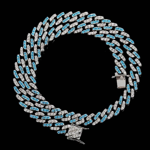 Détail de la chaîne cubaine 9mm avec zircons blancs et bleu ciel sertis sur métal argenté