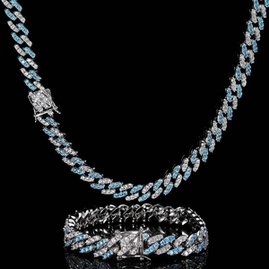 Détails de la chaîne cubaine argentée sertie de zircons blancs et bleu clair brillants