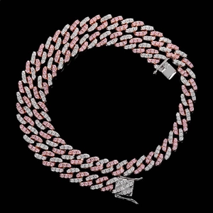 Détail des pierres de zircone rose et blanche de 9mm sur une chaîne cubaine avec fermoir
